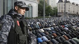 Rusyada bayram namazında Müslümanlar camilere sığmadı