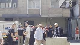 Küçükçekmecede yıkımı yapılan binada kısmi çökme yaşandı; 3 işçi yaralandı