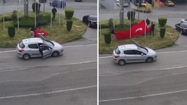 Rüzgarda ipi kopan Türk bayrağını vatandaşlar korudu