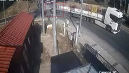 Bornovada feci kaza: Tıra çarpan otomobilin sürücüsü hayatını kaybetti