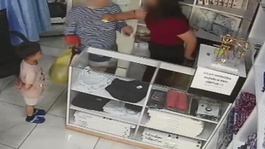 Boluda ücret nedeniyle tartıştığı terzinin kızını darbetti; olay kamerada