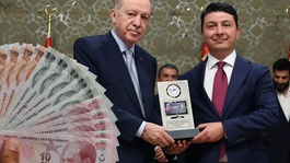 "Yılın ekonomi yorumcusu" ödülünü alan isim, en düşük emekli maaşı için rakam verdi