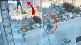 Çalıştığı inşaatta iskeleden düşen işçi hayatını kaybetti; olay kamerada