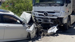 Kafa kafaya çarpıştılar! Lüks otomobilden geriye hurda yığını kaldı