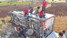 Mardinde Kızılay aracı devrildi: 4 yaralı