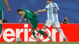 Dünya Kupasında Messi tartışması! Rakibinin bacağına bastı, faul bile çalmadı