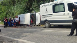İzmirde tarım işçilerini taşıyan minibüs devrildi: 1 ölü, 11 yaralı