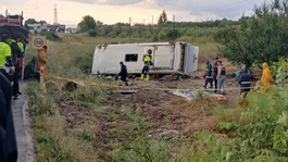 Isparta’da kontrolden çıkan tur minibüsü şarampole yuvarlandı: 5 ölü, 25 yaralı