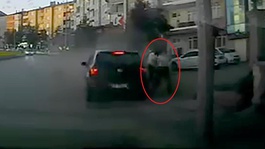 Erzurumda kontrolden çıkan otomobil kadınlara çarpmaktan son anda kurtuldu
