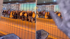 Metrobüs durağında ilginç anlar! Motosikleti durdurup kadın yolculara seslendi