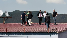 Türkiyeyi gezip çatılara çıkıyor! "İntiharkolik" yine sahnede
