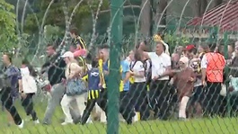 Kapılar açılınca resmen hücum ettiler! Neredeyse birbirlerini ezeceklerdi 