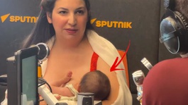 Hem emzirdi hem yayına devam etti
