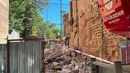 Kadıköyde bina yıkımı sırasında göçük altında kalan 2 işçi kurtarıldı