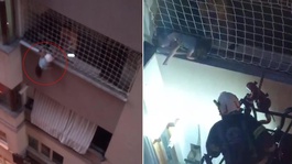 Balkonda asılı kalan çocuğu itfaiye kurtardı