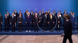 Aile fotoğrafına damga vuran an! Rutte espri yaptı, Ramanın yüzü düştü
