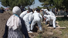 Mezara kimse yaklaştırılmadı, tabutu özel kıyafet giyenler taşıdı