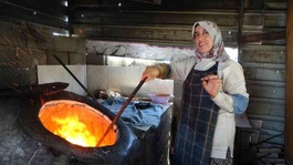 Bu kadınlar takdiri hak ediyor: Kavurucu sıcakta ekmek paralarını böyle kazanıyorlar