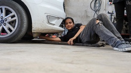 15 yaşındaki Nehir Usta çıraklarına ders veriyor