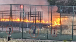 Yangına rağmen futbol oynamaya devam ettiler; o anlar kamerada