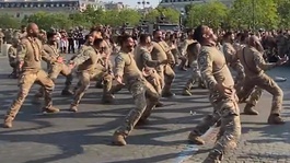 Fransız askerlerinin yaptığı gösteri izleyenleri şaşkına çevirdi