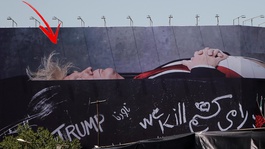 Ülkenin en ünlü meydanında "tabutta yatan Trump" afişi! Üzerinde sloganlar yer aldı