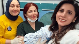 Hastaneye sevk edilen hamile kadın ambulansta doğum yaptı