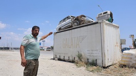 Arkadaşının Torosunu hırsızlardan koruyabilmek için forkliftle konteynerin üzerine koydu