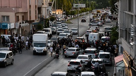 Adanada husumetlilerin silahlı çatışmasında yoldan geçen genç vurularak öldü