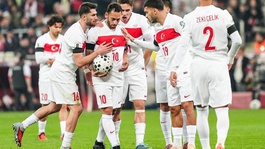 Milli futbolcumuzun evi soyuldu! Zararı servet değerinde