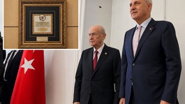 Bahçeliden Kurtulmuşa "Birliğin Gücü Milli İradenin Kararı" temalı hediye