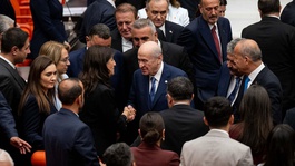 Bahçeli, çerçeve yasanın kabul edilmesinin ardından DEM Partili isimlerle tokalaştı
