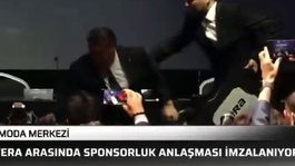 Serdal Adalının talihsiz anı! Basın toplantısında yere düştü