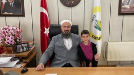 Alışılmışın dışında belediye başkanı! Vatandaşlar merak edip makamına geliyor