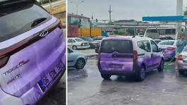 Afyonkarahisarda bir garip yol: Kullanan araçlar mora boyandı