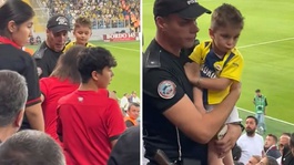 Fenerbahçeli taraftarı kucağına alıp koruyan polis memuru, minik taraftarın duygulandıran sorusunu açıkladı