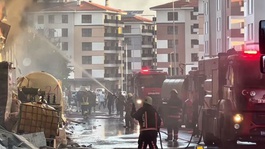 Malatyada deprem konutları şantiyesinde yangın: 180 konteyner zarar gördü