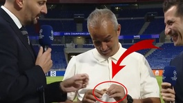 Canlı yayında konuşan İsmail Kartala sürpriz hediye