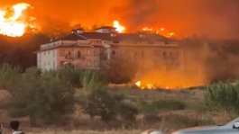Fethiyedeki orman yangını evlere sıçradı