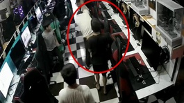 İnternet kafede çocukların bıçaklı kavgası kamerada! Ayırmak isteyen hastanelik oldu