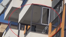 Minik çocuk balkondan dışarı bakarken beton zemine çakıldı