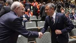 Özel ve Kılıçdaroğlunun sıcak selamlaşması