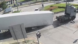 Trafikte dehşet anlar! Seyir halindeki Tırın dorsesi yola devrildi