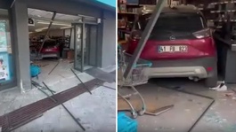 İzmitte kontrolden çıkan otomobil markete daldı! Çalışanlar ile müşteriler dehşeti yaşadı