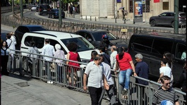 Karaköyde bariyer krizi! Yolu kısaltmak için buldukları çözüm ölüme davetiye çıkarıyor