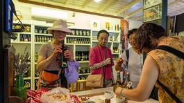 Çinli turistlerin Çanakkaledeki yeni gözdesi zeytinyağı oldu