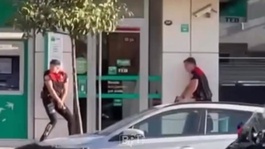 İzmirde sıcak saatler! Banka şubesine silahlı soygun girişimi