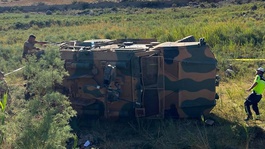 Askeri araç devrildi: 1 asker şehit, 2 asker yaralı