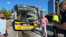 İstanbul Beşiktaş’ta İETT otobüsü ile iş makinesinin çarpışması sonucu 5 kişi yaralandı. Olay yerine polis ve sağlık ekipleri sevk edildi.