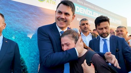 Hataylı depremzede gözyaşları içinde Bakan Kuruma teşekkür etti